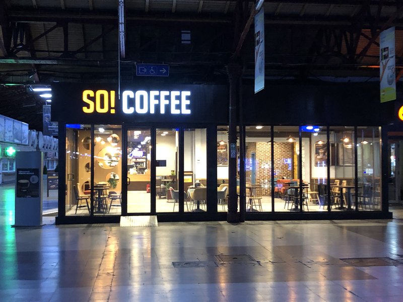 Lucratori comerciali, casieri cafenea